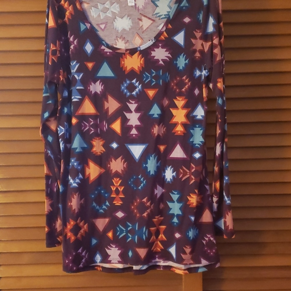Lularoe long sleeved Lynnae tee